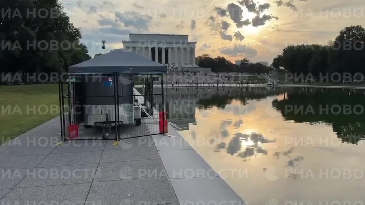 Reflecting Pool in Washington turned green again after renovation