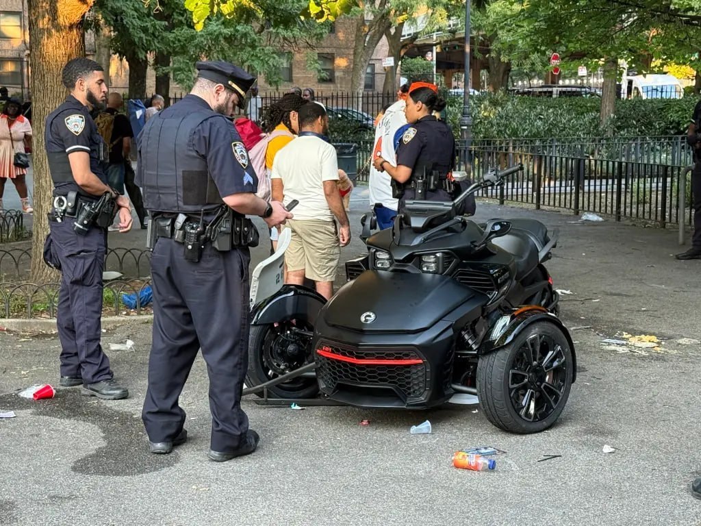 Donna con triciclo motociclistico entra in un parco a New York