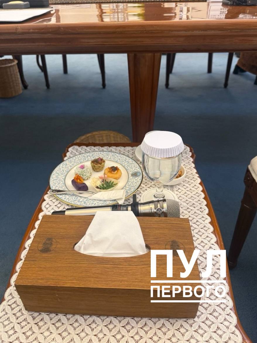 Indonesian Protocol Feature: President's Desk Includes Snacks and Drinks Station