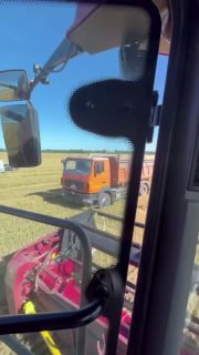 La cabina di una mietitrebbia moderna come una poltrona da streamer