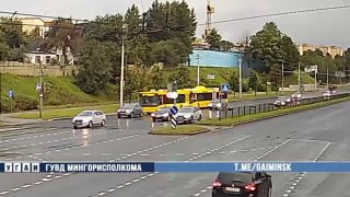 Une voiture heurte un bus à Minsk