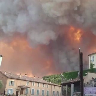 New wildfire in southern France's Var department burns 2,500 hectares, forces evacuation of 400 residents