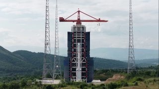 Kinija sėkmingai paleido du ryšio technologijoms testuoti skirtus palydovus