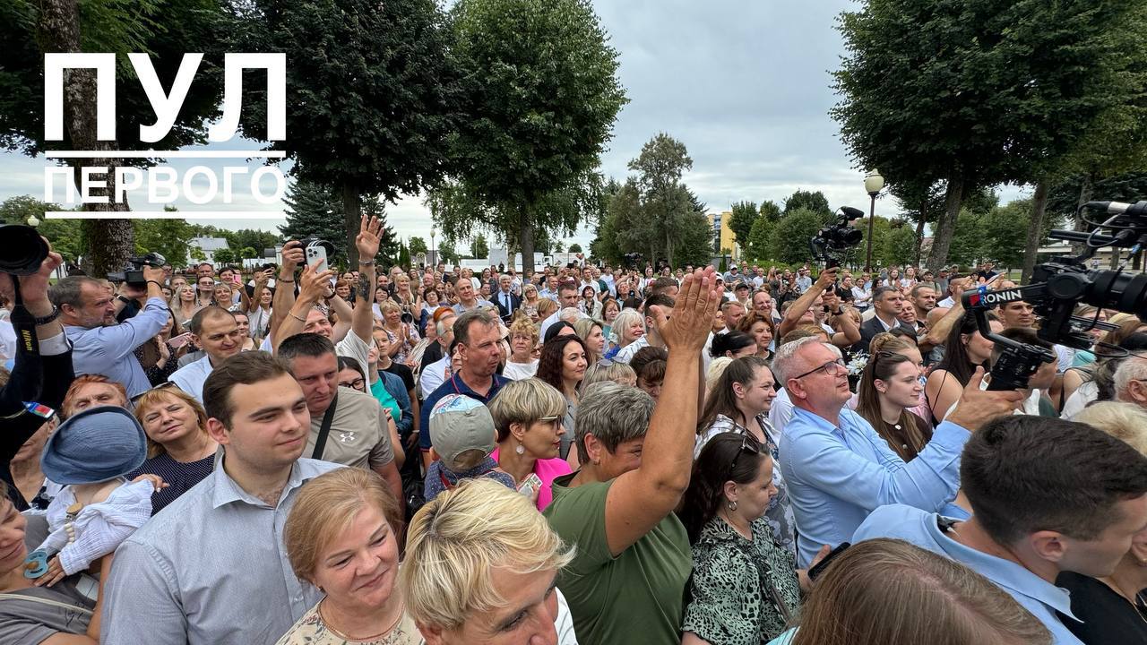 Residents of Vileyka gathered to greet the President!