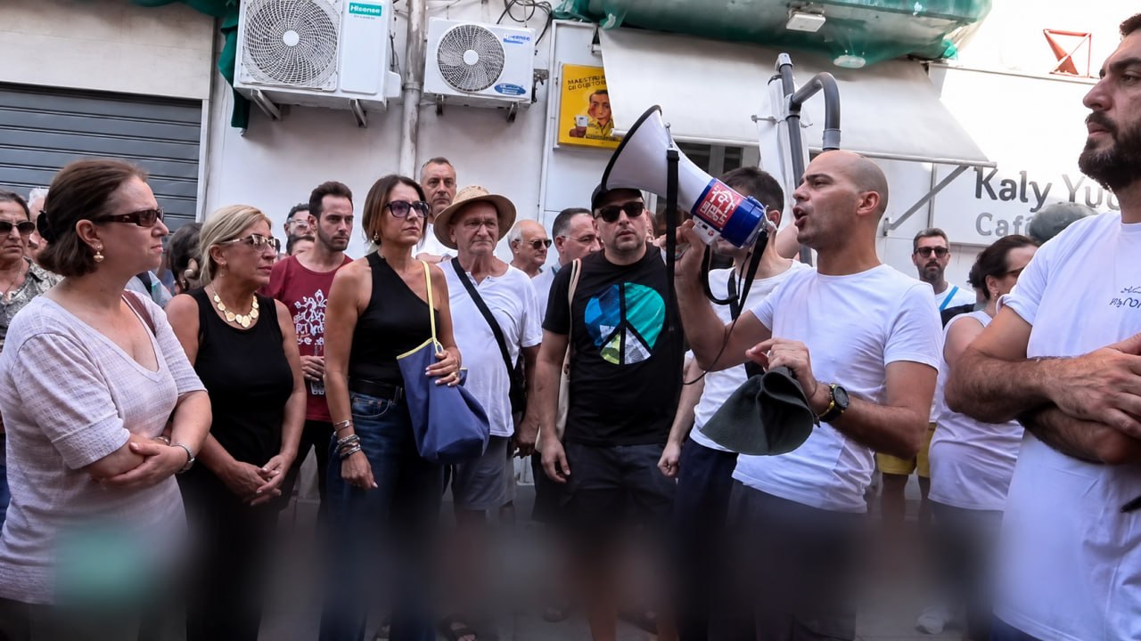 Proteste a Napoli per l'inazione delle autorità dopo il terremoto