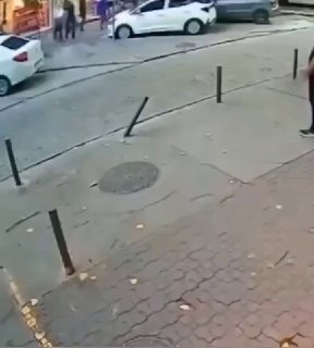 شجرة سقطت في ريو كادت تقتل مشاة