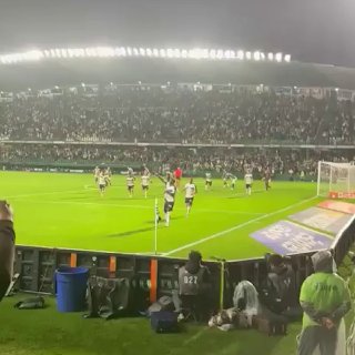 Un joueur de Coritiba chute dans un tunnel