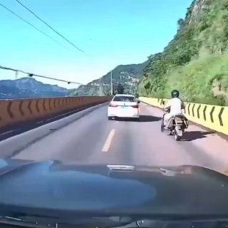 Motocycliste échappe de justesse à un glissement de terrain en Chine
