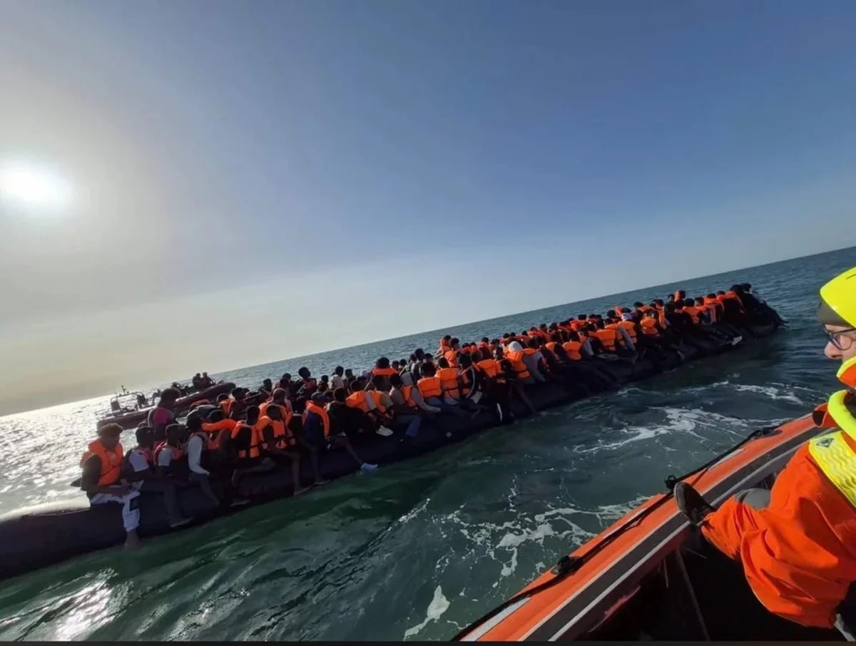 230 indocumentados cruzan el Canal de la Mancha en una sola embarcación: nuevo récord