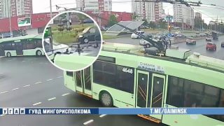 23-year-old Wuling driver crashes into metal barrier on Gurskogo Street in Minsk