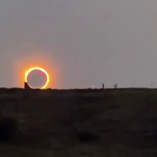 متزلج يُجرب حيلة خلال كسوف الشمس