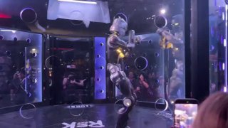 Video pertarungan robot humanoid berakhir imbang