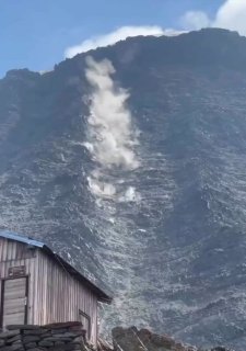 Альпинист снял видео из эпицентра камнепада на Монблане