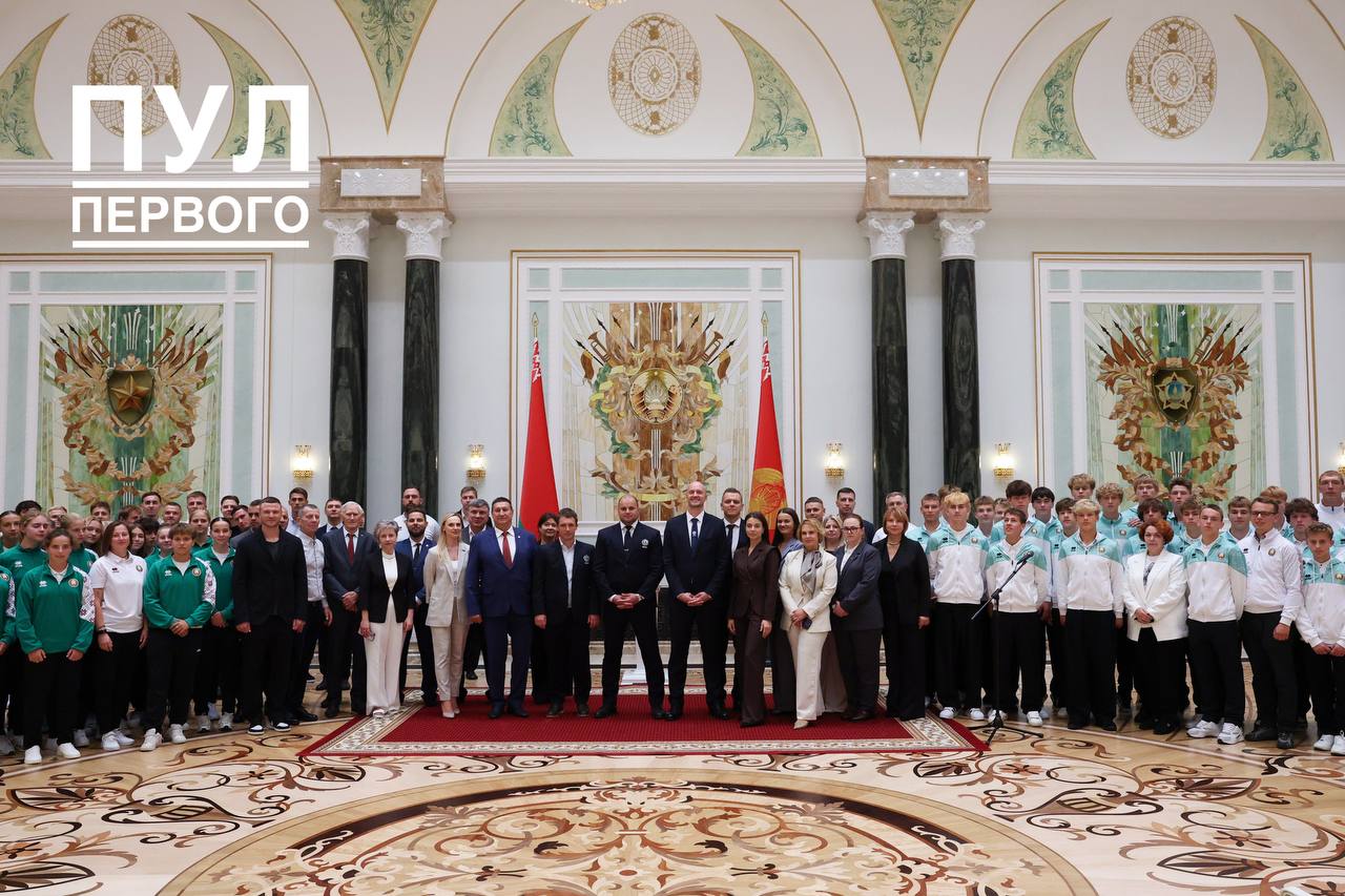 Football at the Palace of Independence: National Team Visits on Day of People's Unity