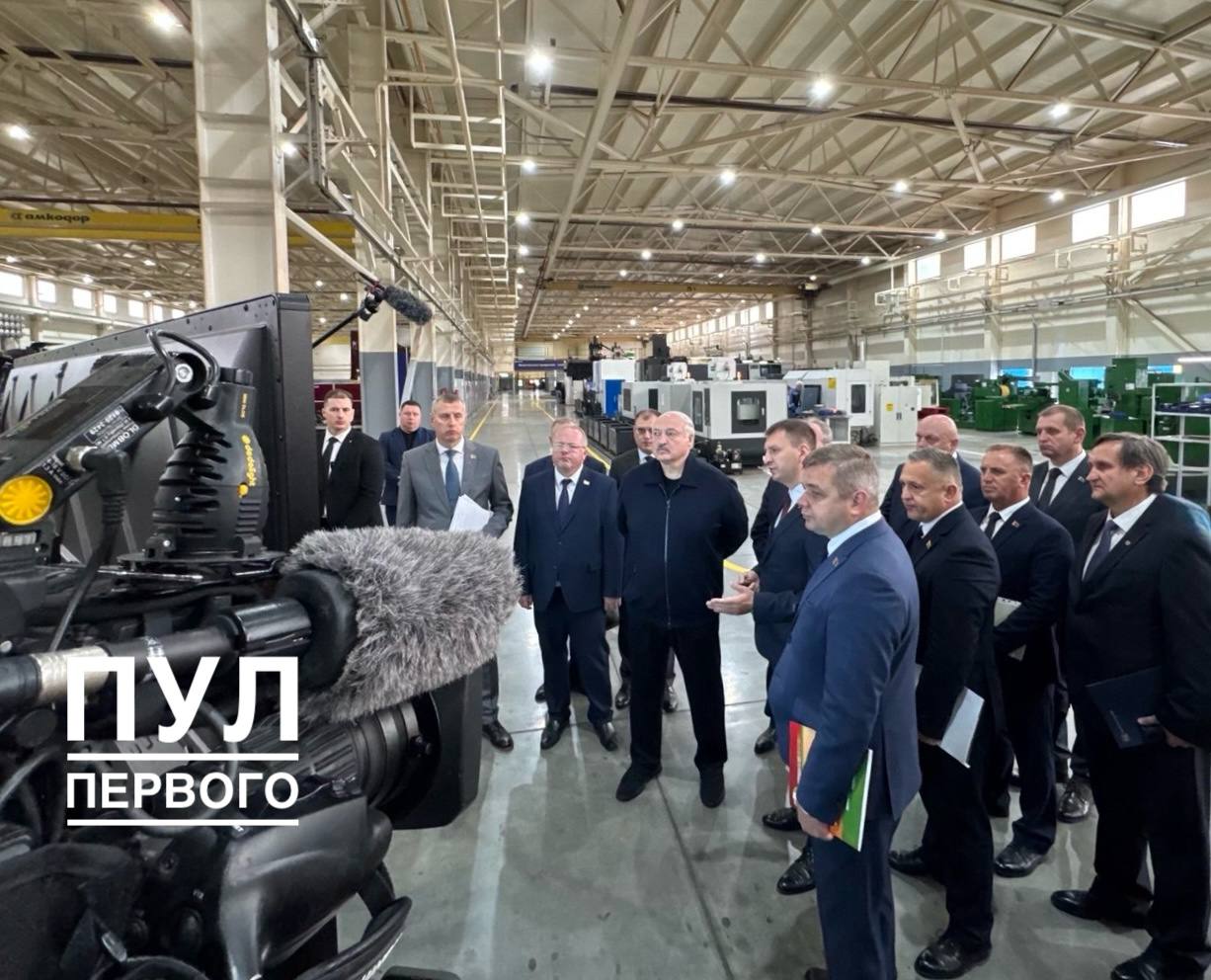 First at the plant. Key questions to the industry minister and management