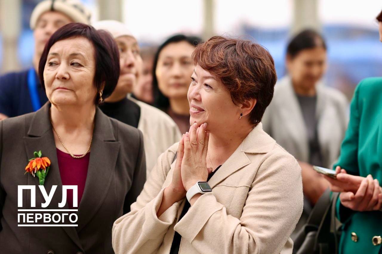 Over 130 Top Teachers Tour Palace of Independence