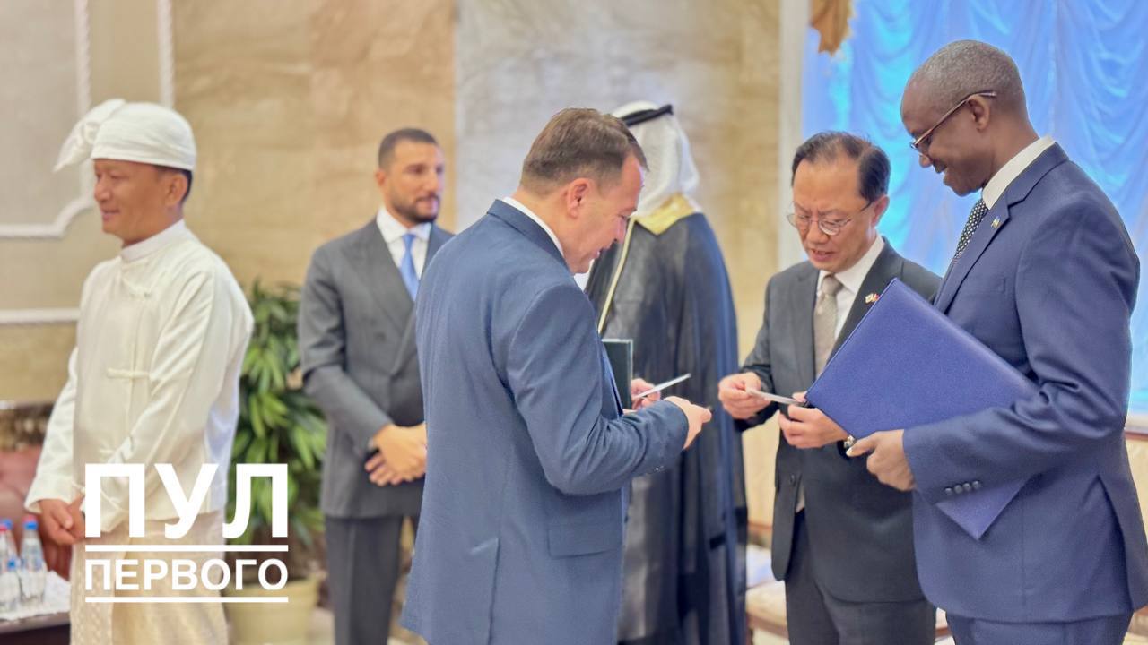 Ambassadors exchange contacts and discuss plans in a working atmosphere