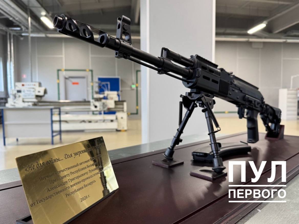 Le président reçoit le fusil automatique VSK-100B produit localement