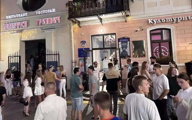 Bar Maroon