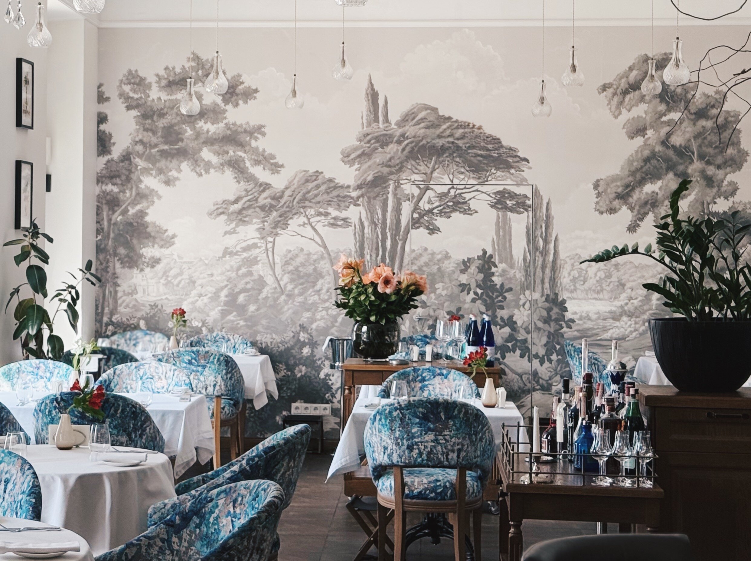 Charlie Restaurant & Bar